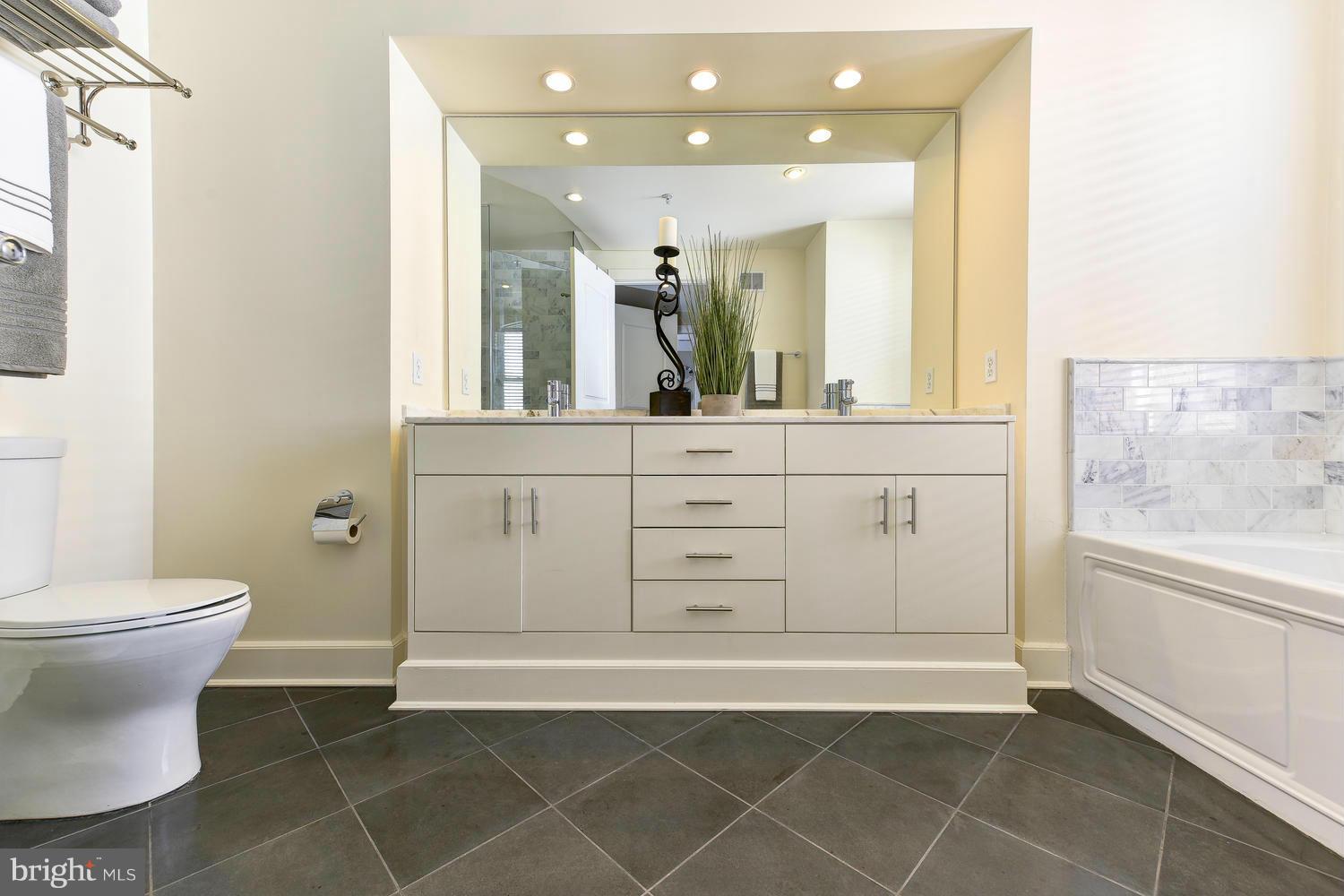 900 NORTH WASHINGTON STREET CONDOMINIUMS - Residential