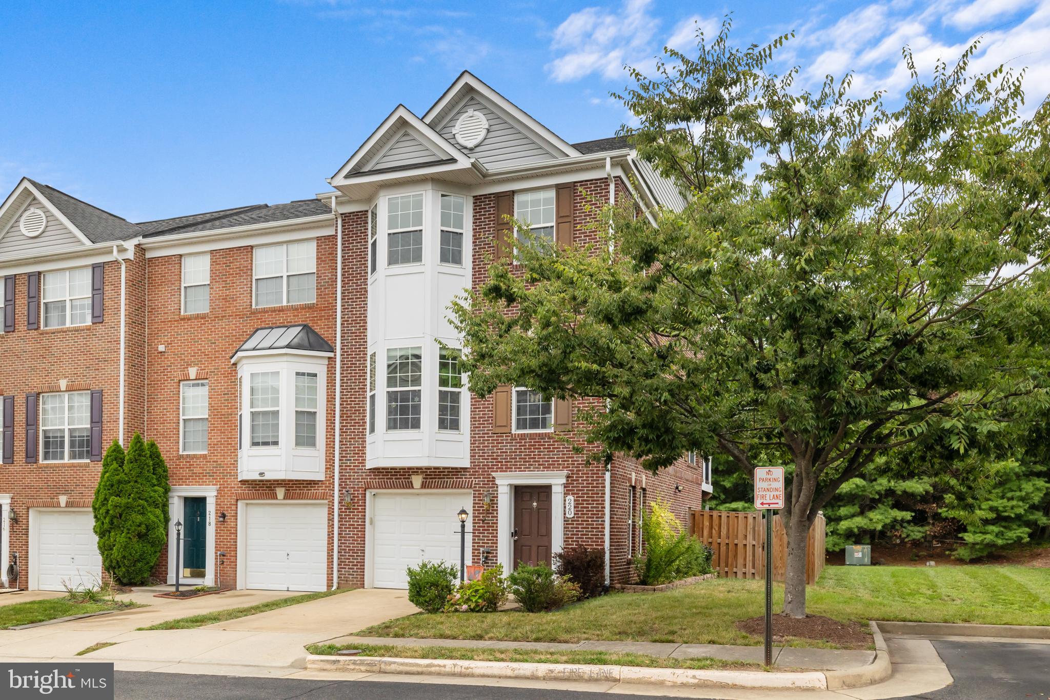 220 HAWKS VIEW SQUARE SE