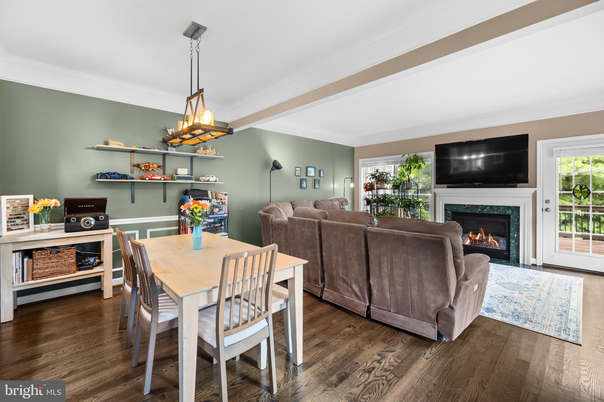 220 HAWKS VIEW SQUARE SE