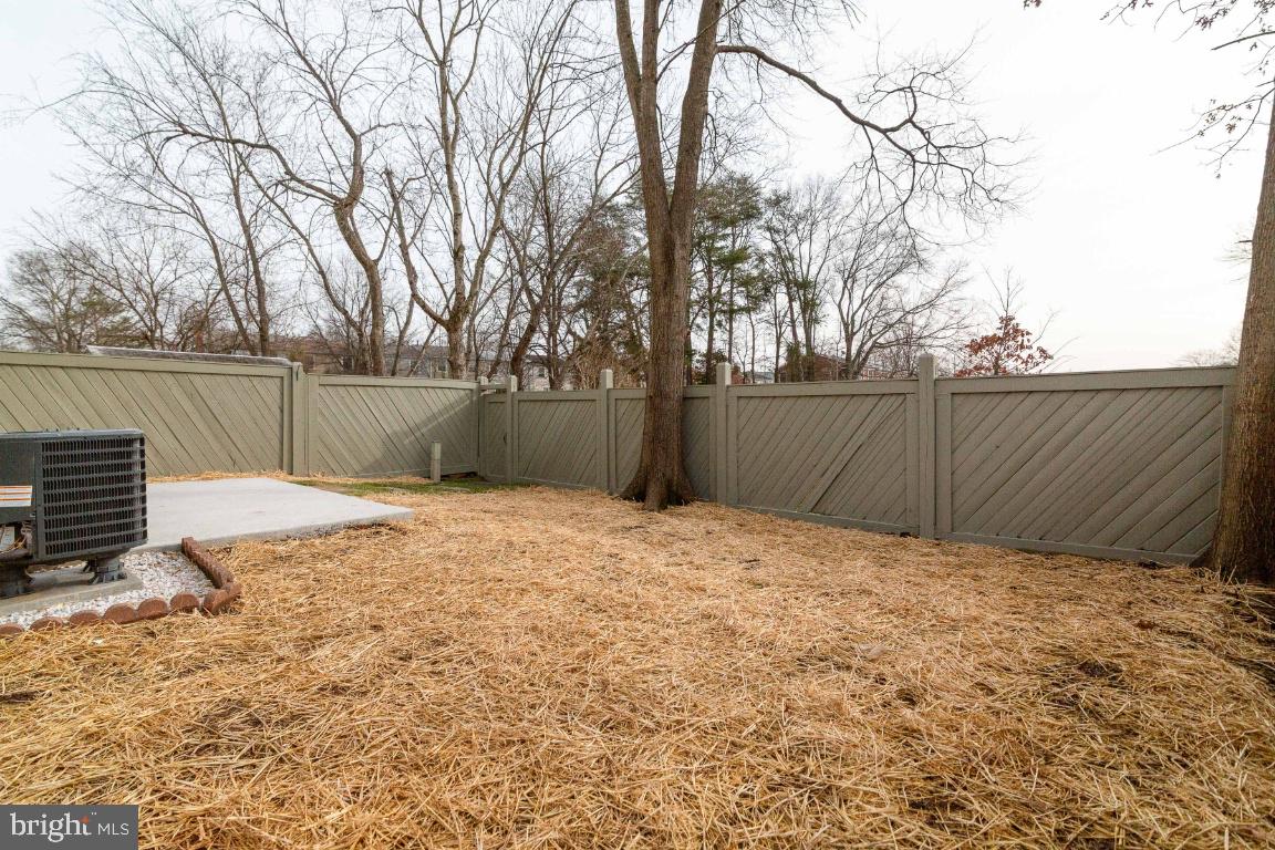 PINEWOOD LAKE - Residential