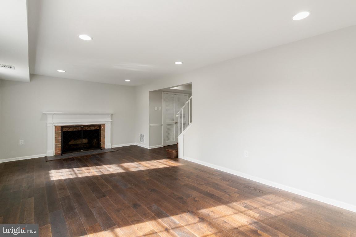 PINEWOOD LAKE - Residential