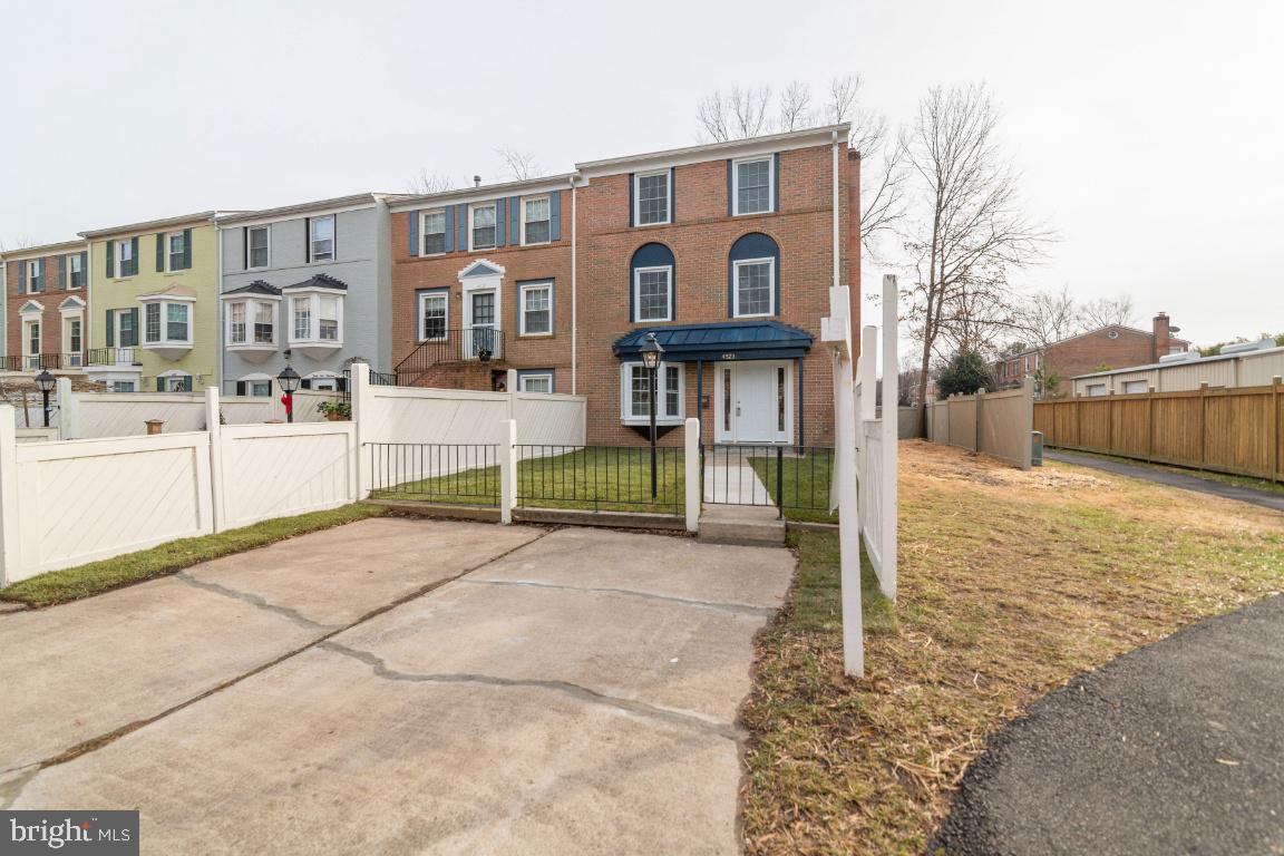 PINEWOOD LAKE - Residential