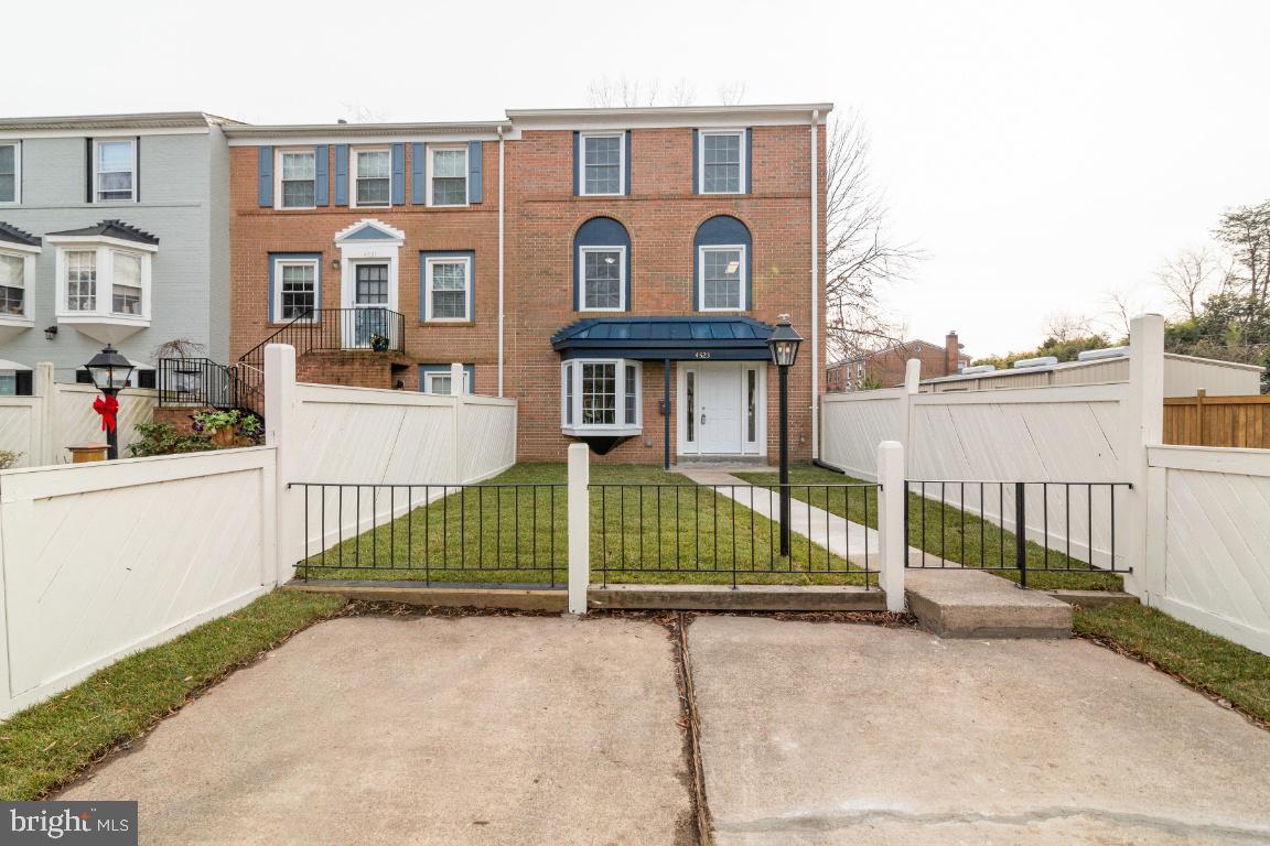 PINEWOOD LAKE - Residential