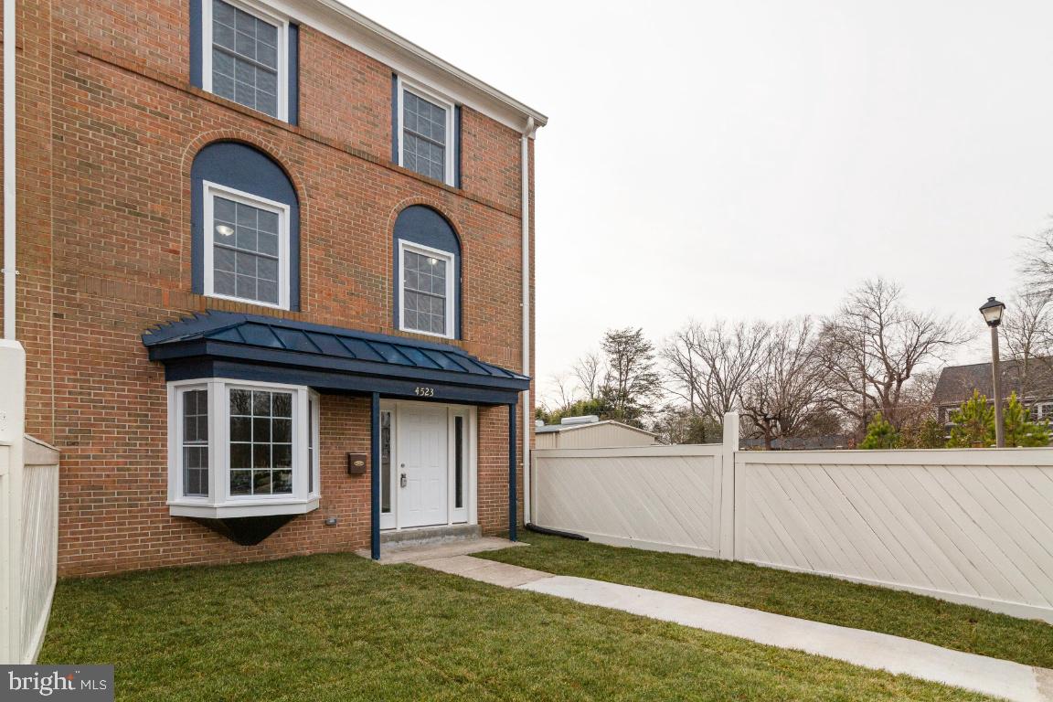 PINEWOOD LAKE - Residential