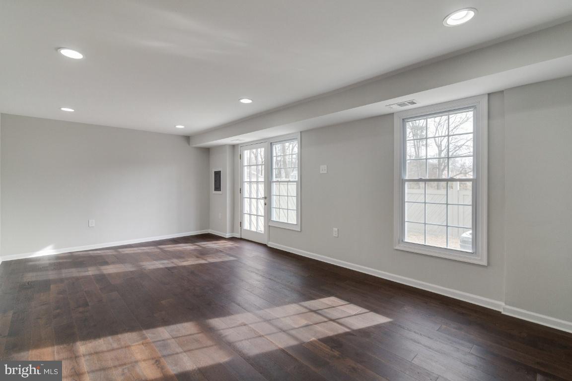 PINEWOOD LAKE - Residential