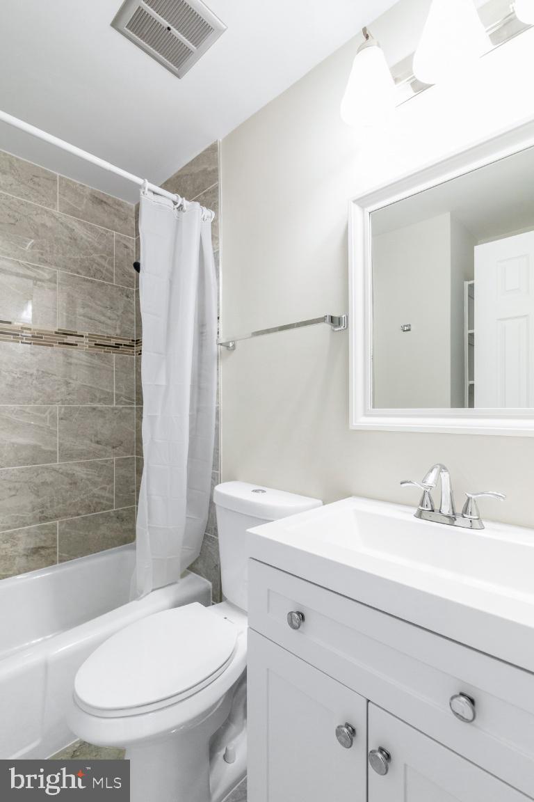 PINEWOOD LAKE - Residential