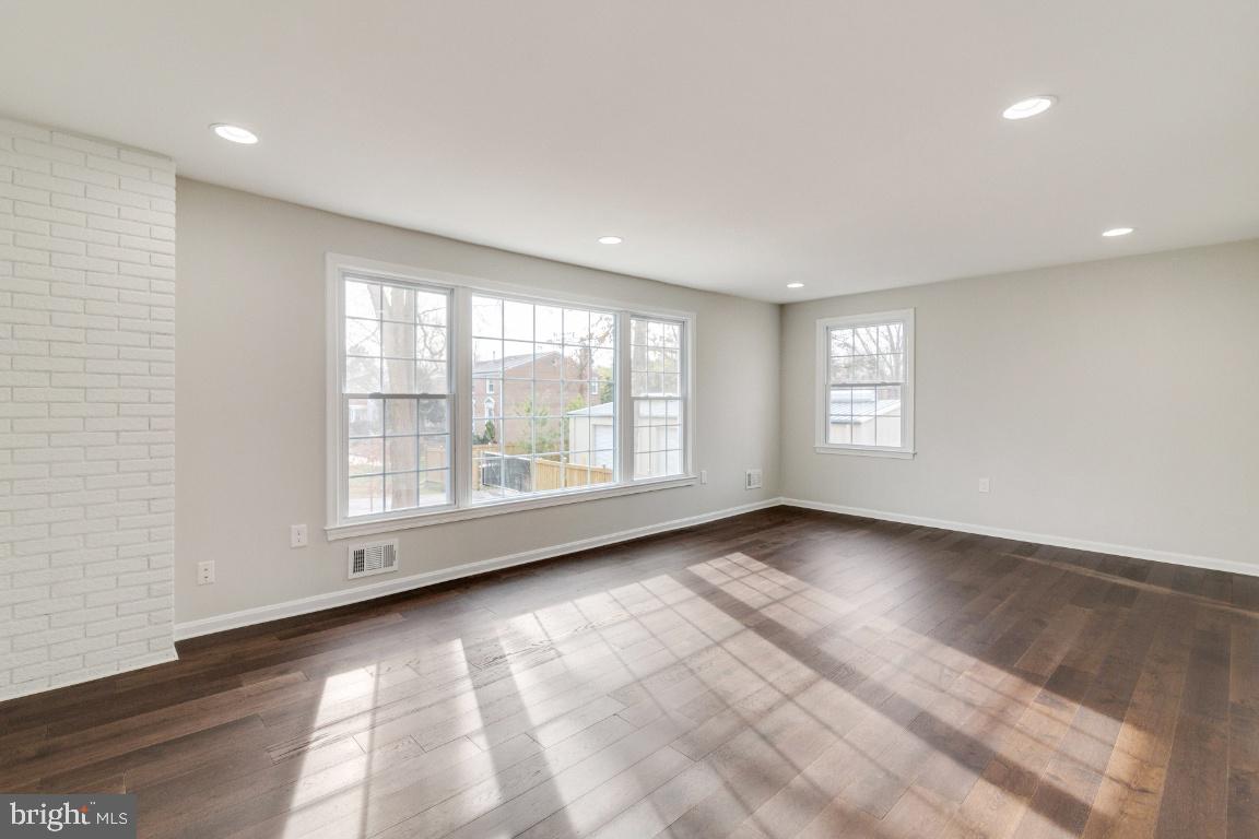 PINEWOOD LAKE - Residential