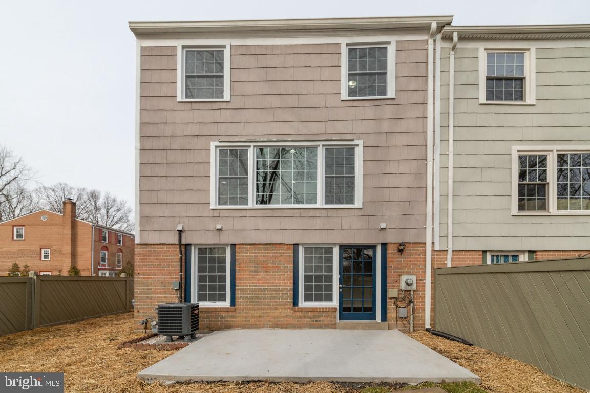 PINEWOOD LAKE - Residential