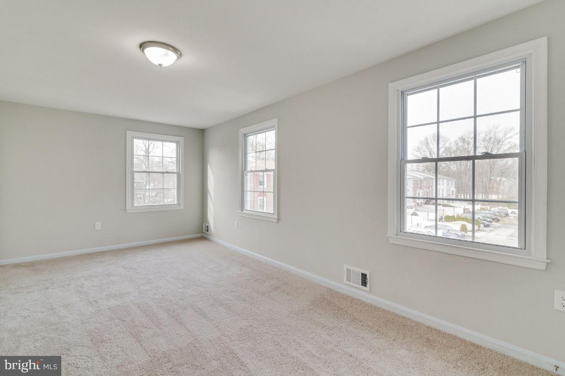 PINEWOOD LAKE - Residential