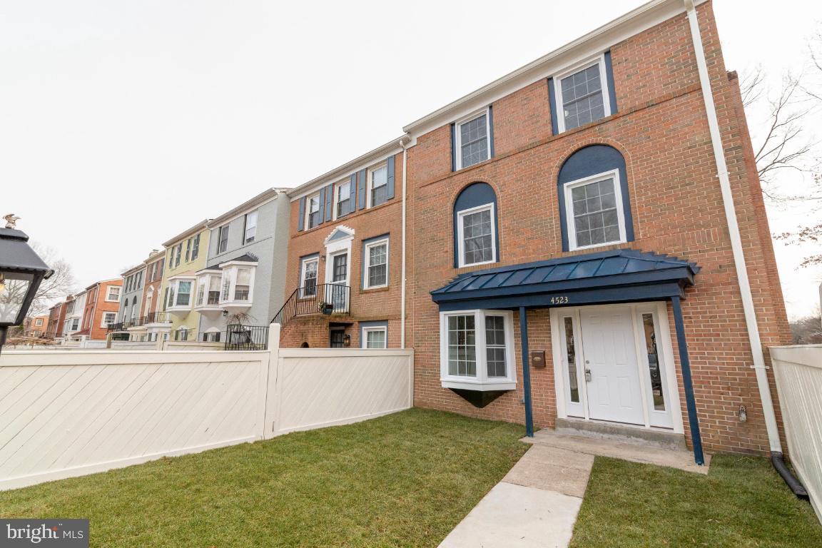 PINEWOOD LAKE - Residential