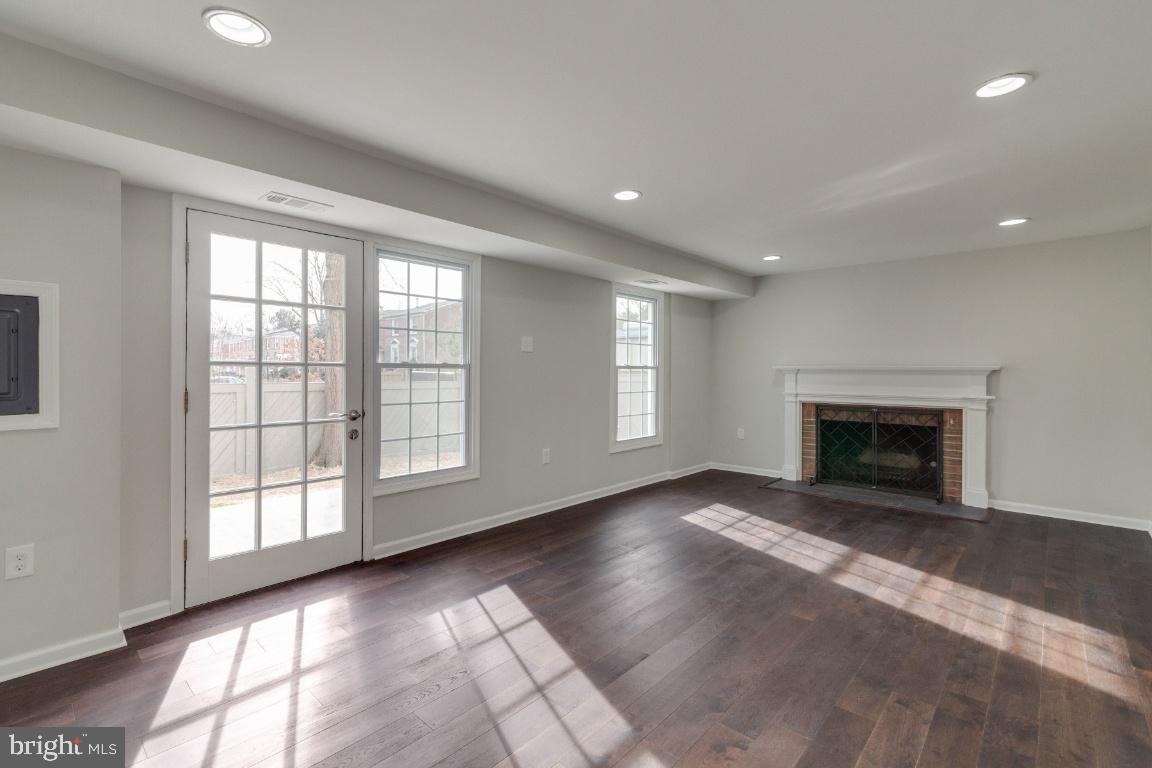 PINEWOOD LAKE - Residential