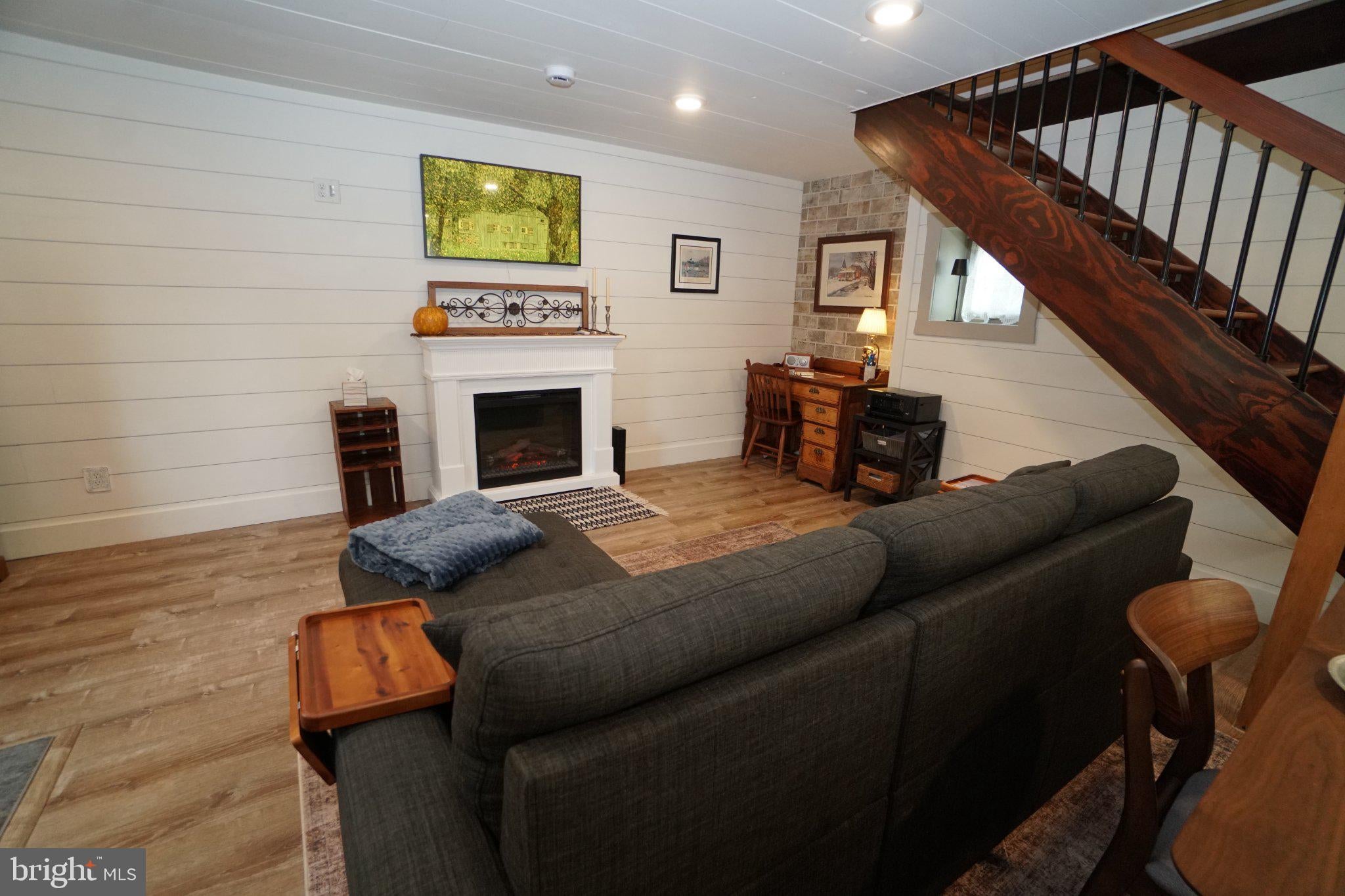 325 E WALNUT STREET COTTAGE
