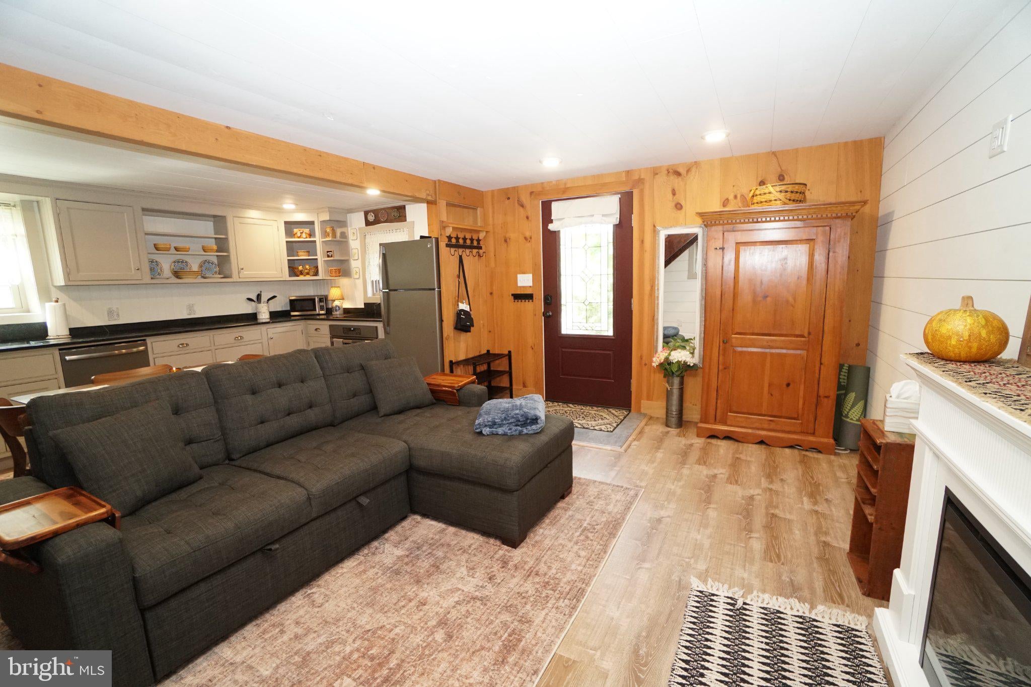 325 E WALNUT STREET COTTAGE
