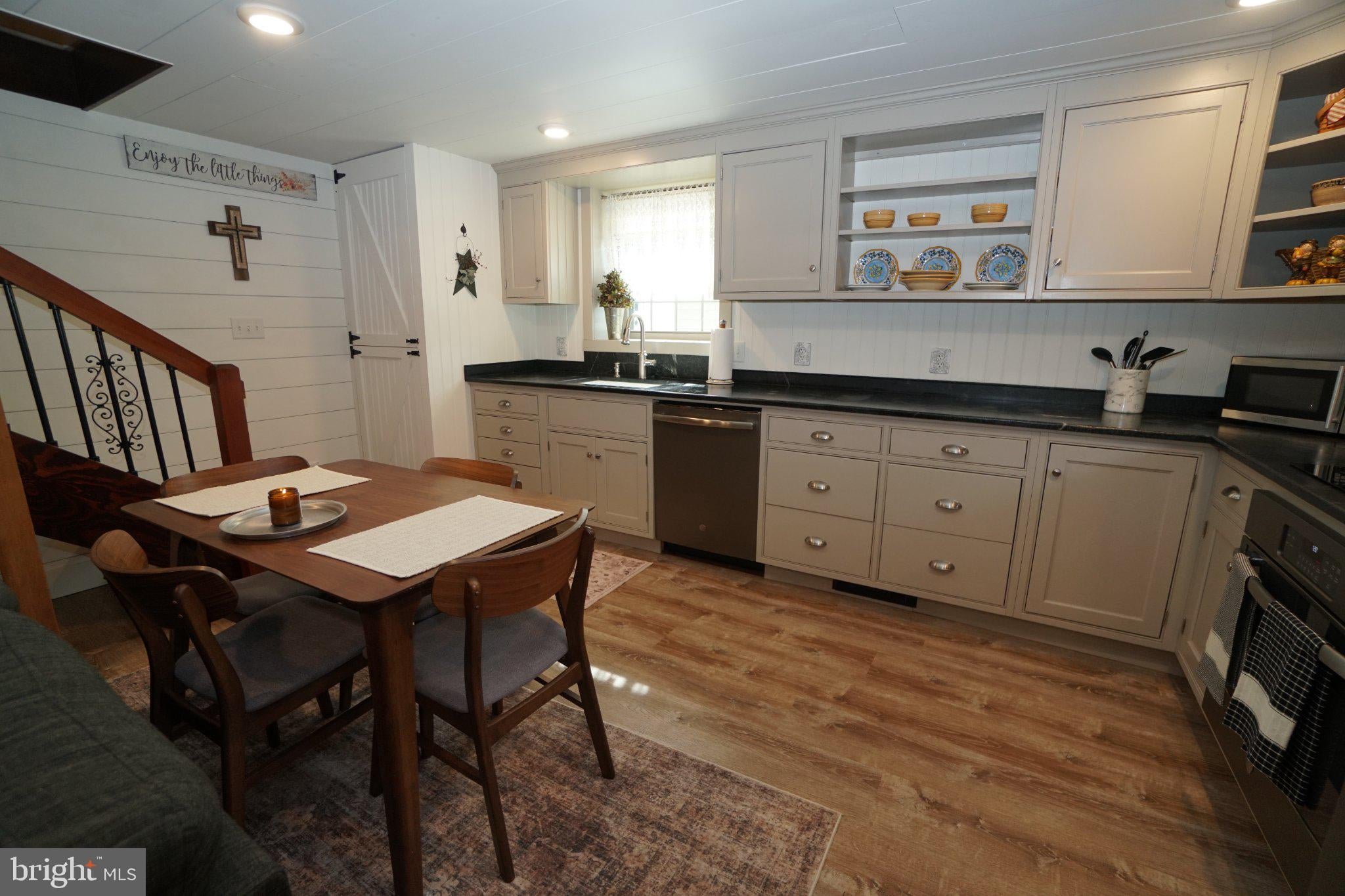 325 E WALNUT STREET COTTAGE