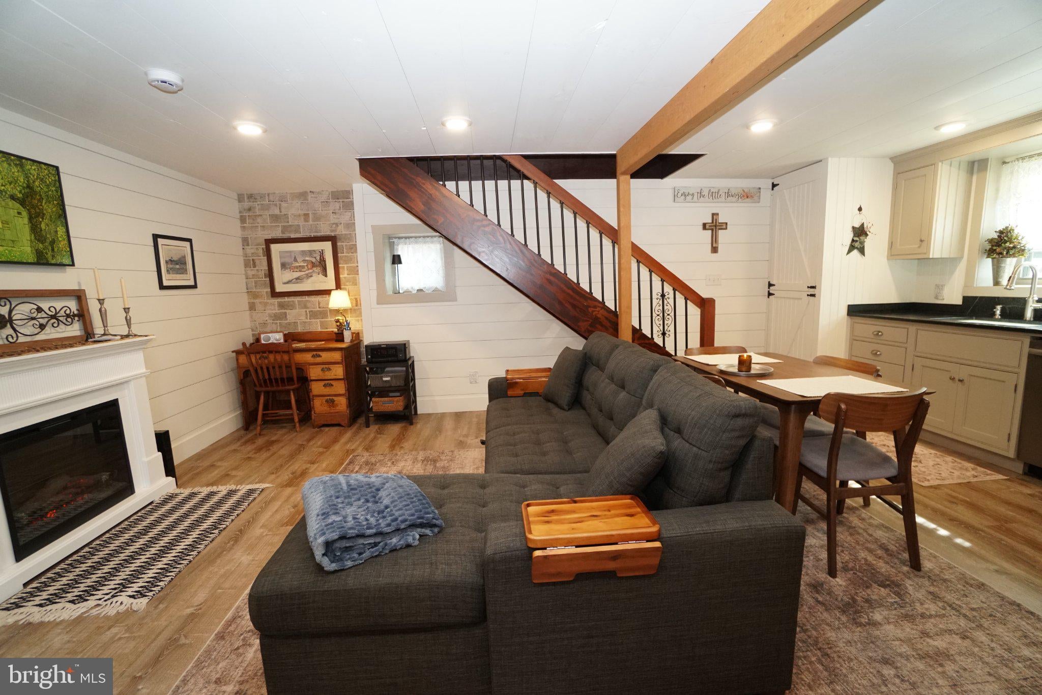 325 E WALNUT STREET COTTAGE