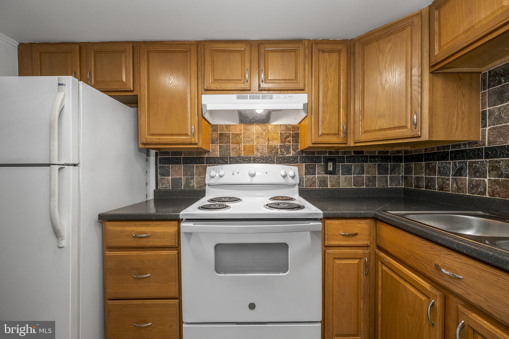 CROFTON COURT COND - Residential