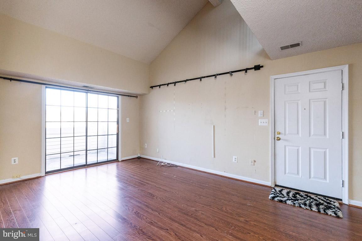 VICTORIA CROSSINGS AT MANCHESTER LAKES - Residential