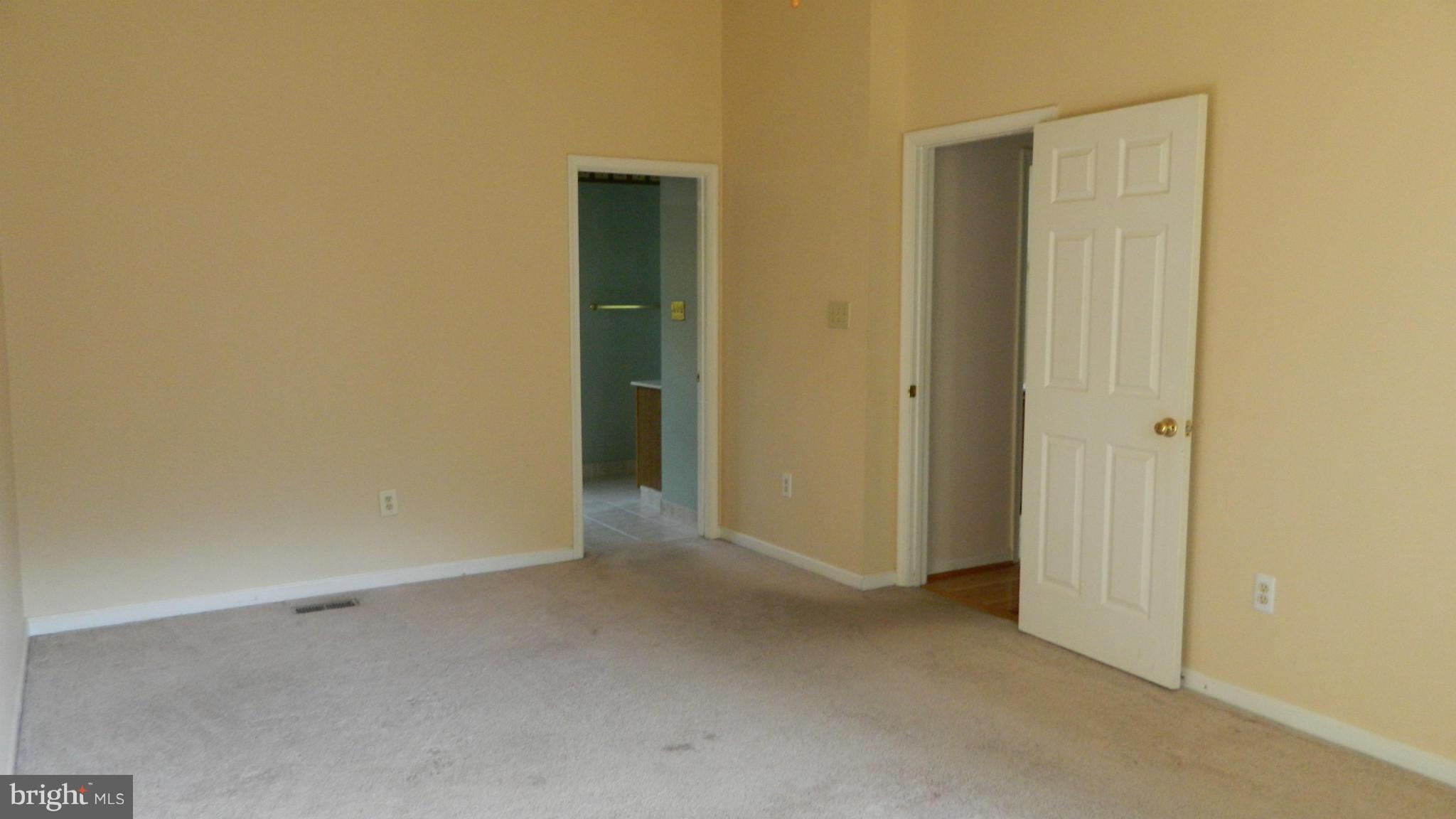 WHITE HALL - Residential