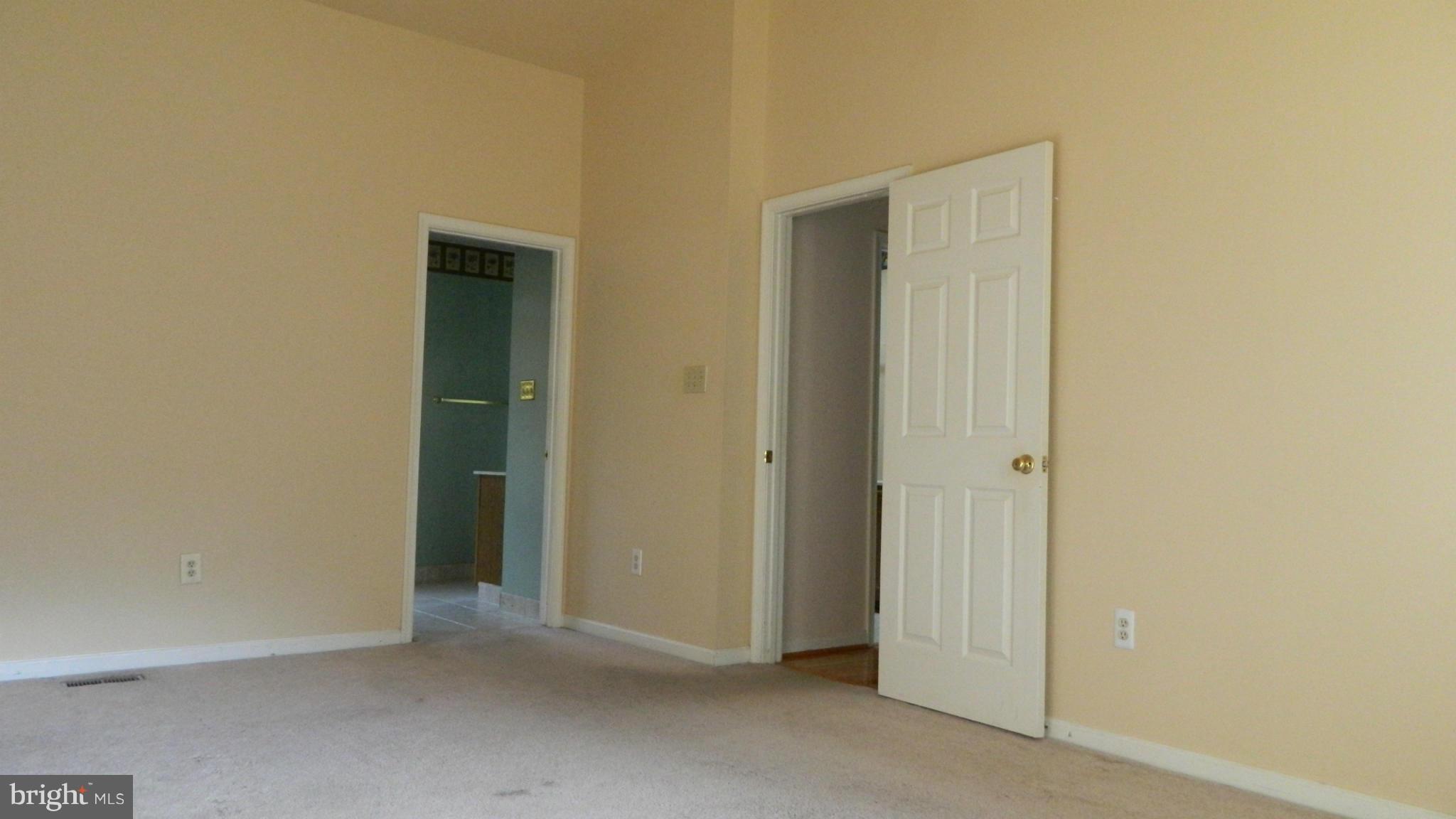 WHITE HALL - Residential