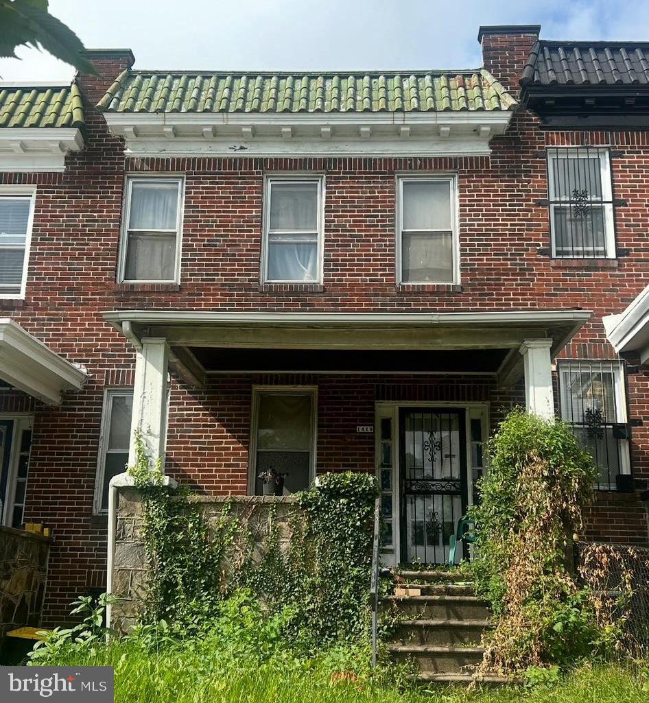 Large interior rowhome ready for your investor! Property has good "bones" but will need a face lift for retail flip or rental hold model.