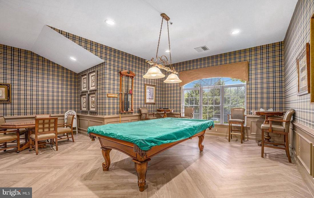 CREEKSIDE VILLAGE - Residential