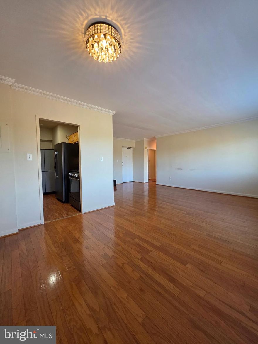 Charming and spacious 1-bedroom, 1-bath condo in one of Arlington’s most convenient locations! This bright, top-floor unit features an open living/dining area, an updated kitchen, and a large bedroom with ample closet space. Enjoy easy access to parks, shops, dining, and major commuter routes. Minutes to Ballston, Pentagon City, and D.C.  A perfect place to call home!