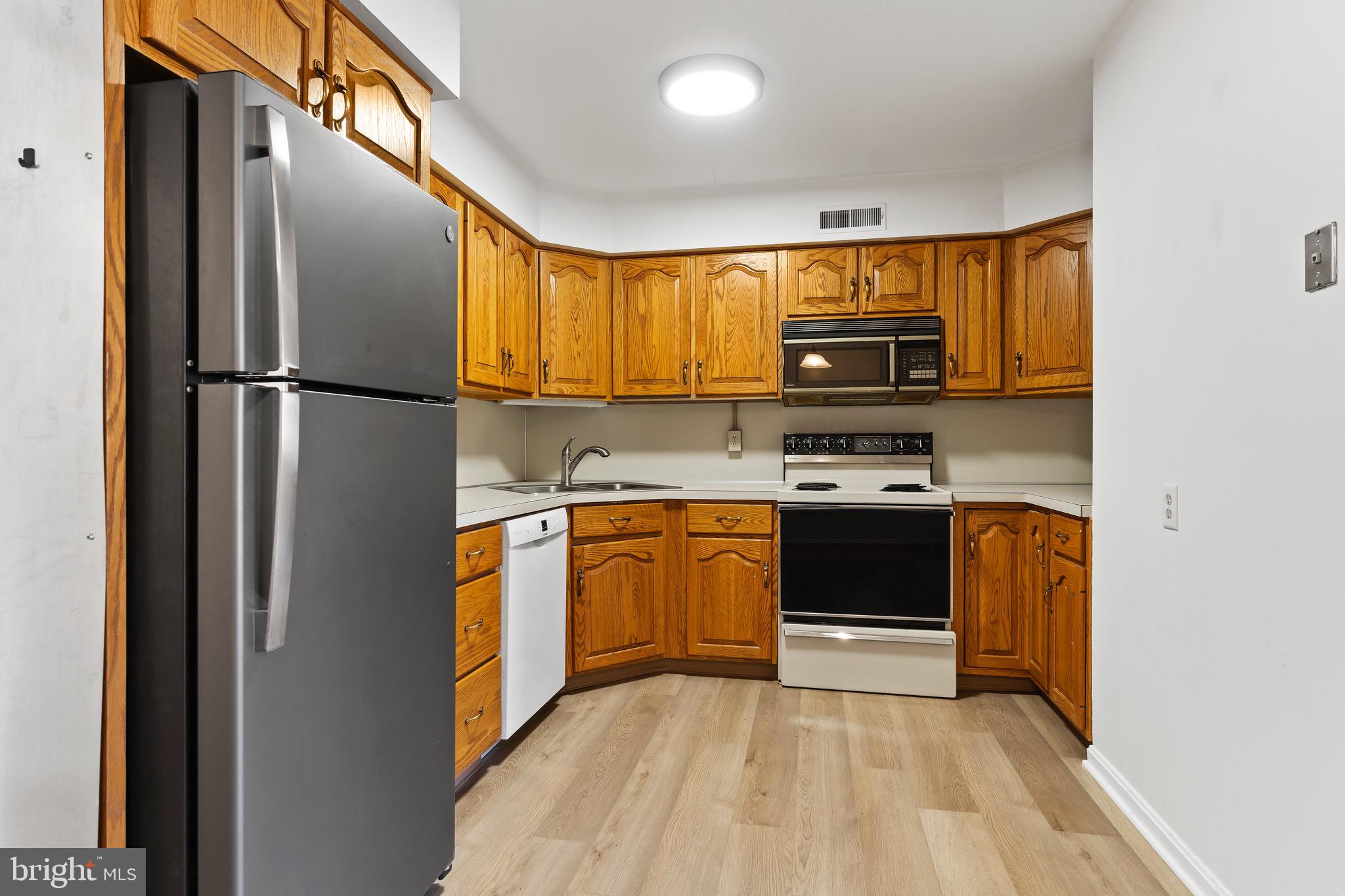 GREEN OAKS CONDOMINIUMS - Residential