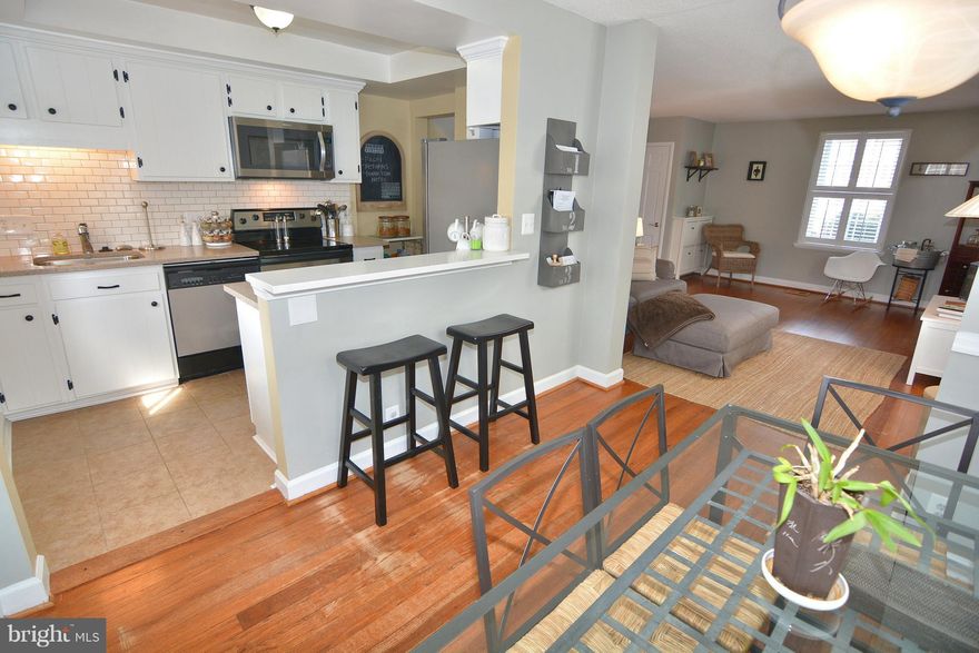 "FAIRLINGTON END UNIT EDGEWOOD MODEL CONVERTED AND USED AS A 3 BEDROOM" Open Kitchen w/ Stainless Steel Appliances, Silestone Counters, Subway Tile Backsplash & Ceramic Tile Floor. Gleaming Hardwood Floors Throughout. Two Completely Renovated Full Baths. Move in Modern Paint Colors. Large Private Patio Leading To Picturesque Green Space. ASSIGNED PARKING. EXTREMELY LOW CONDO FEE. Pool-Tennis-Tot..