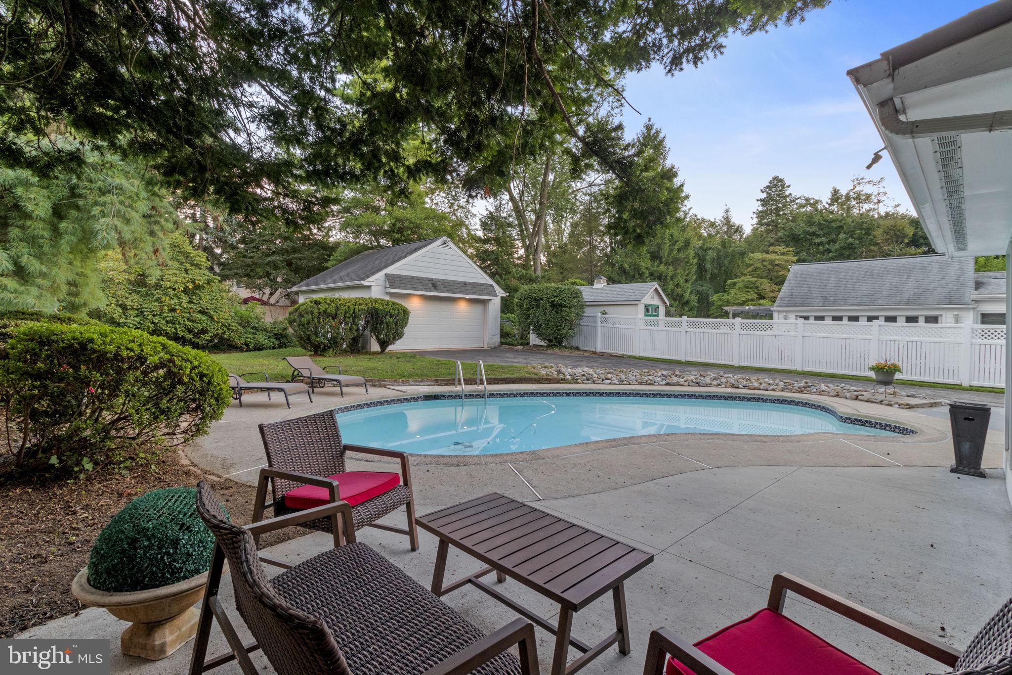 GLADWYNE - Residential