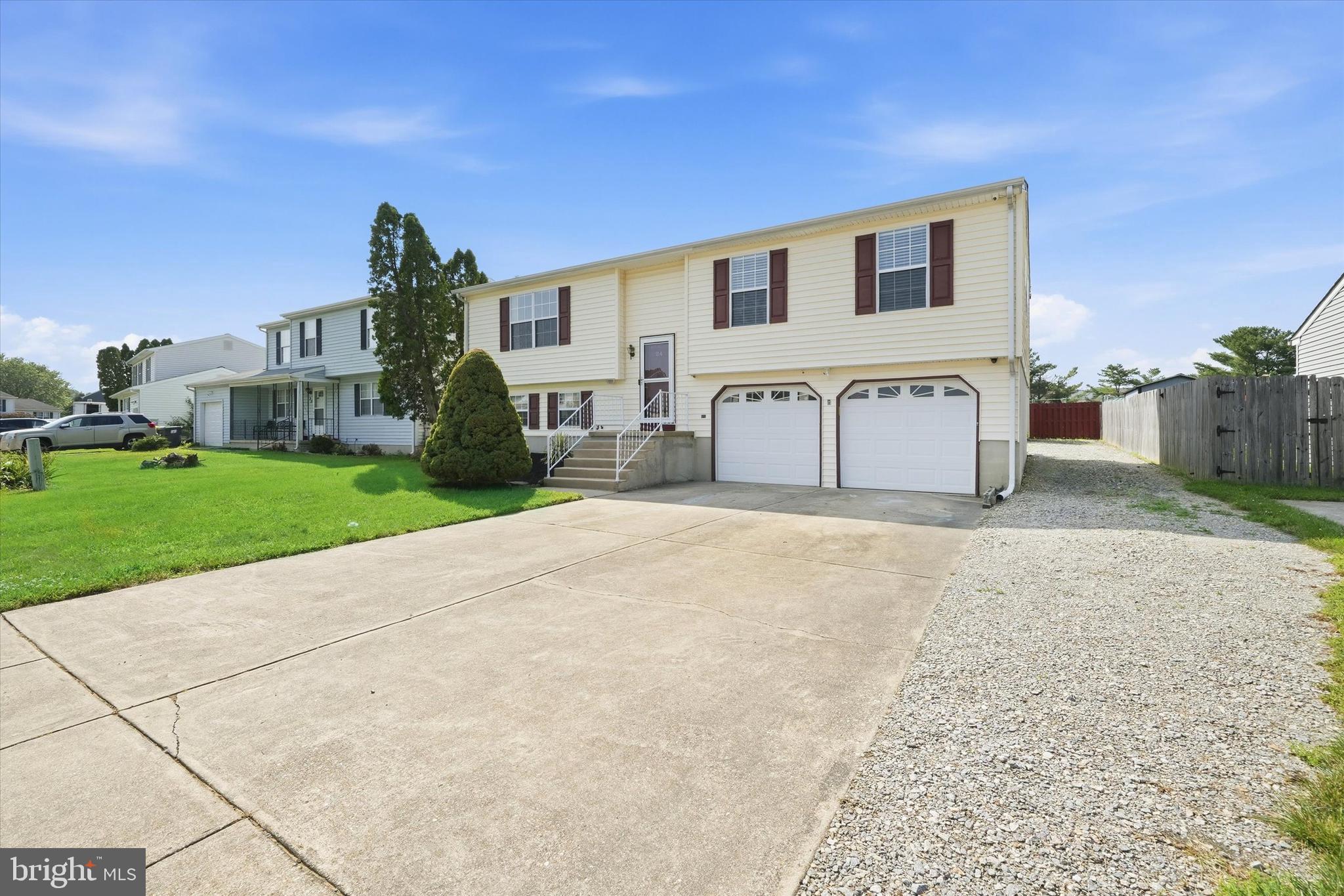 24 W COUNTRY LANE W