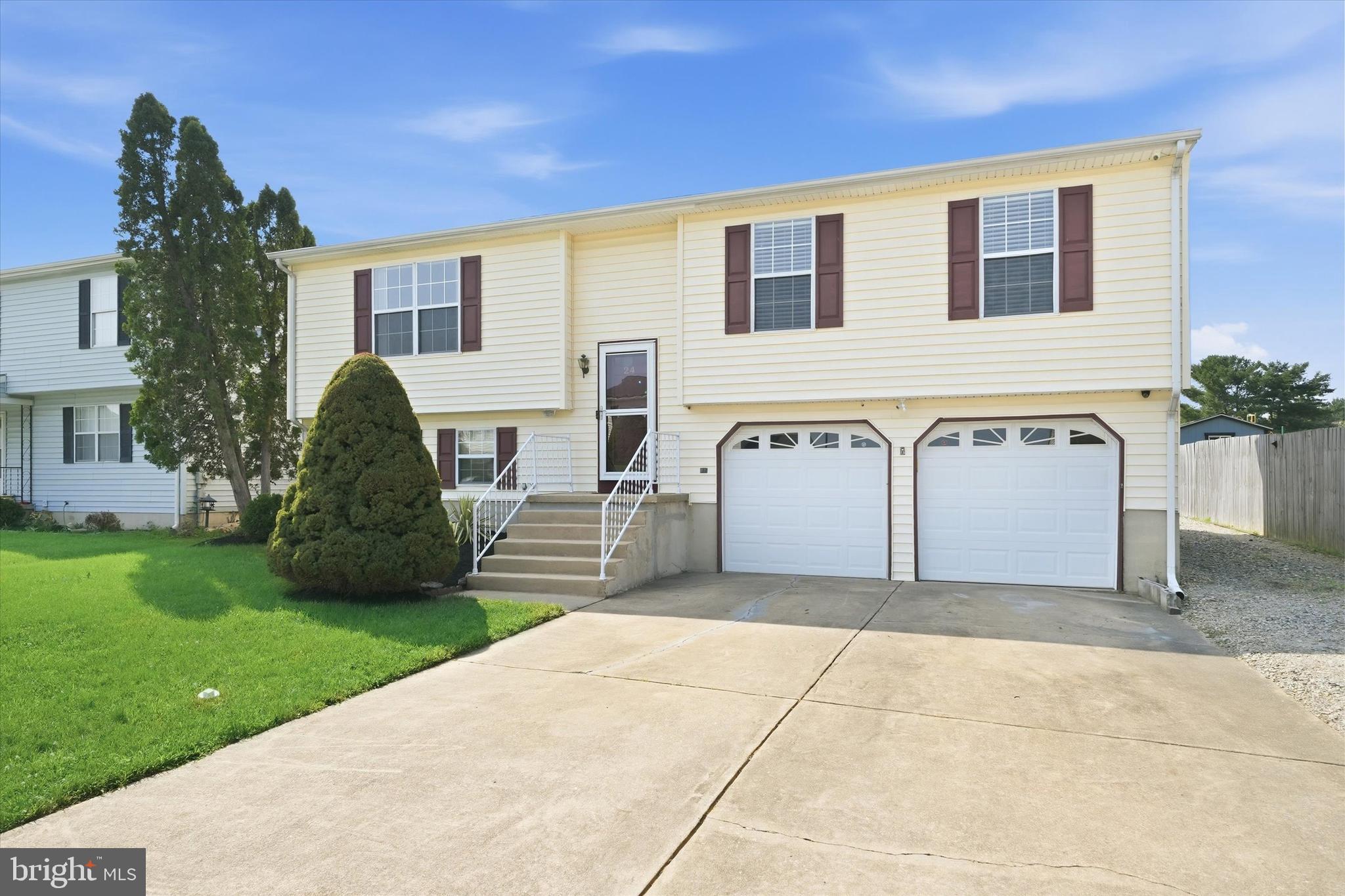 24 W COUNTRY LANE W