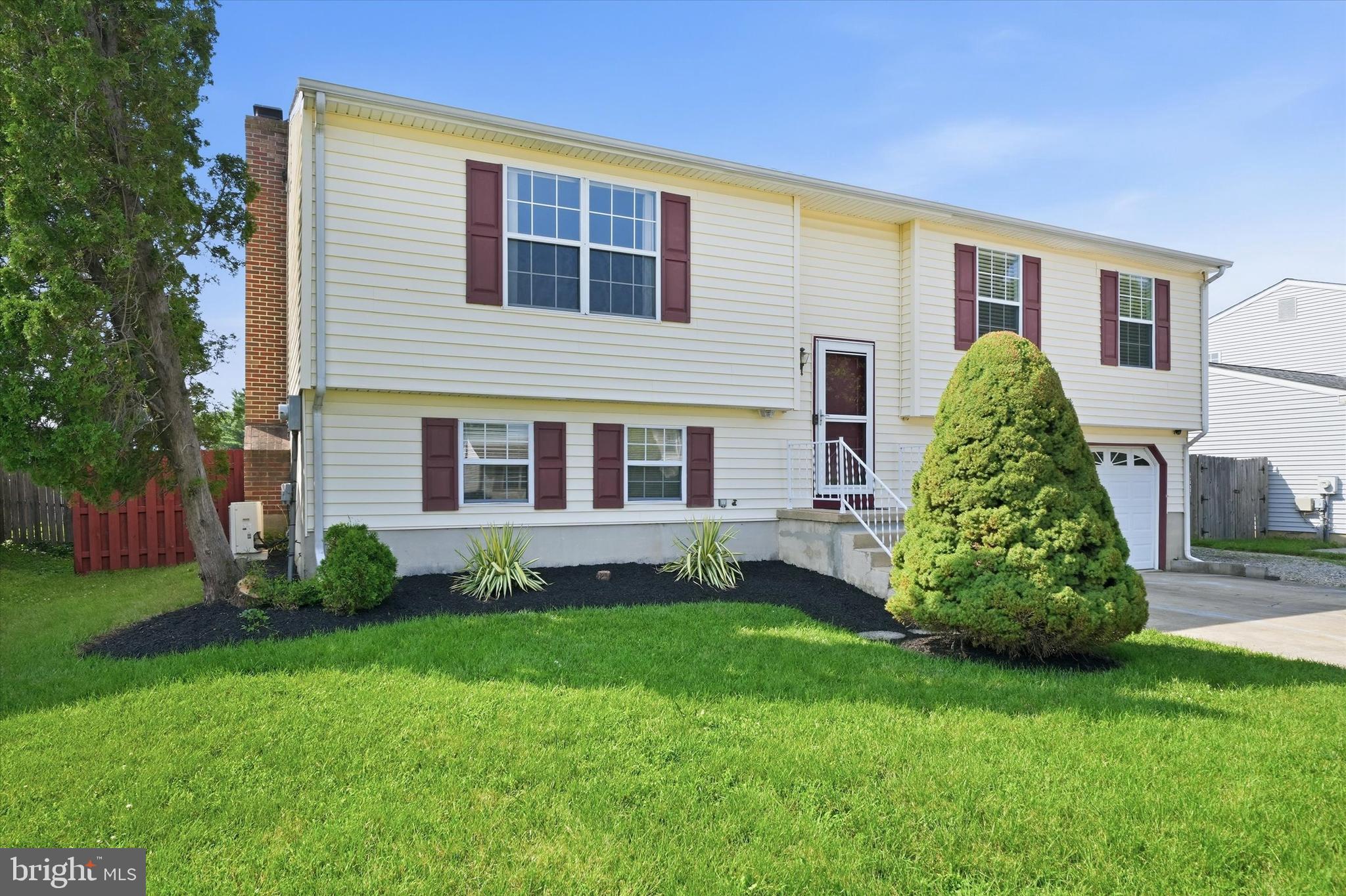 24 W COUNTRY LANE W