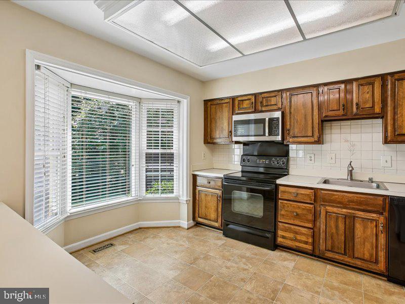 5194 KIMSCOTT COURT