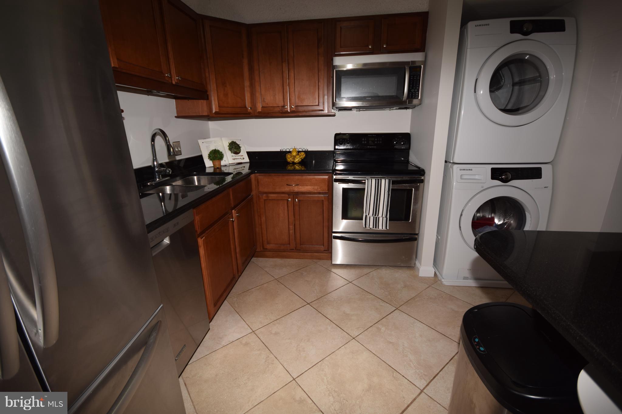 LAKESIDE PLAZA - Residential Lease