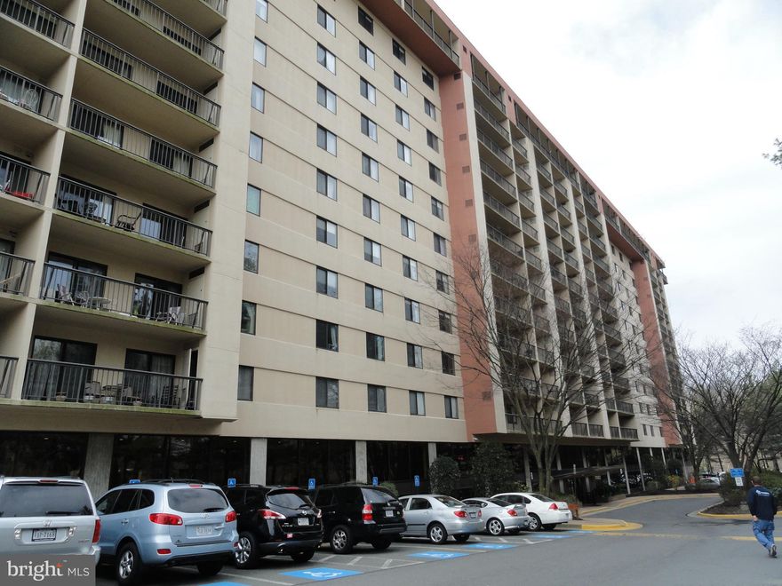 Beautiful updated unit in sought-after Lakeside Plaza. Gorgeous wood floors,walk thru the kitchen to DR & LR, Unusual w/expansive balconies w/lake view,Wonderful kitchen & bath updates,New paint/new carpet! in BR,Washer/dryer in unit!Amenities are top of the line w/ INDOOR pool,sauna,steam room, exercise, outdoor pool, tennis, party room, community room,barber,daycare Parking assignd.Extra storage