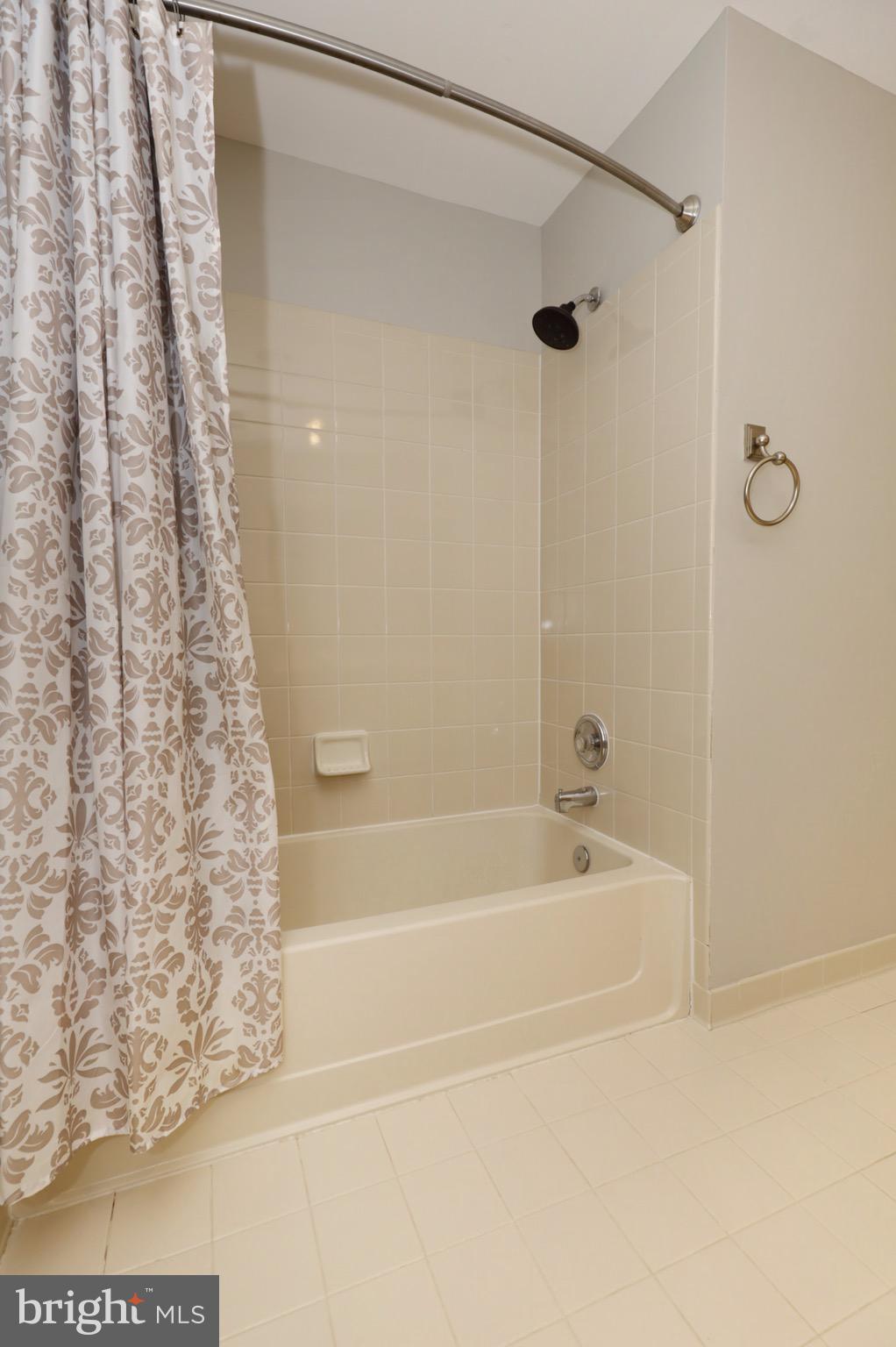 HEATHER KNOLL - Residential Lease