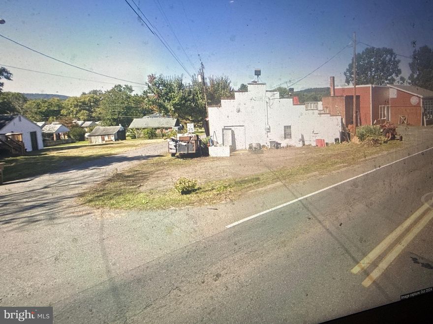 Great 3500 sq ft used as a old retail machine repair shop Has a office living space with dual bathrooms and several rooms New roof on entire building placed in 2025 and many upgrades let your imagination go wild great space for many things at a good price High ceilings and much more ....