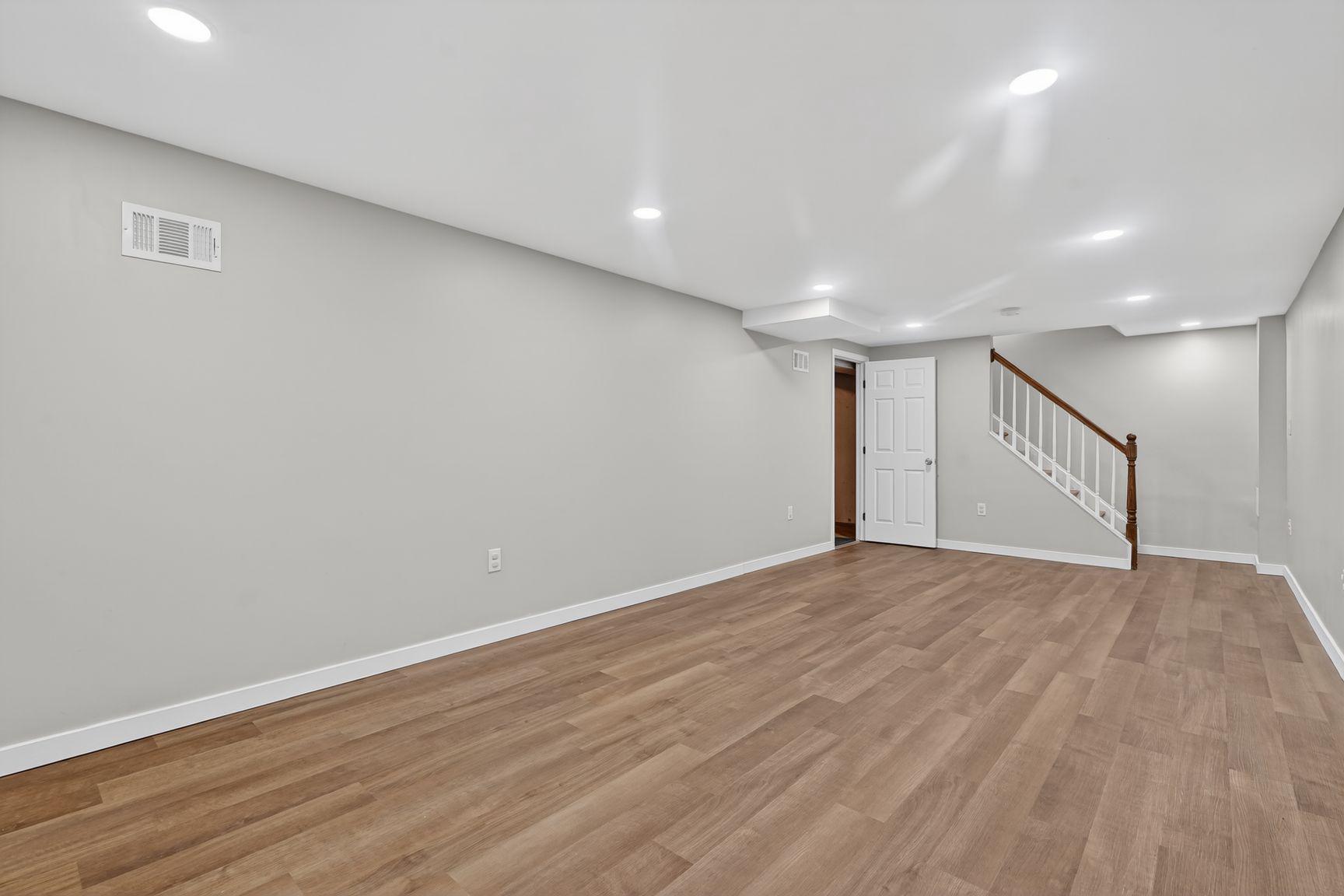 WHITE OAK MANOR - Residential