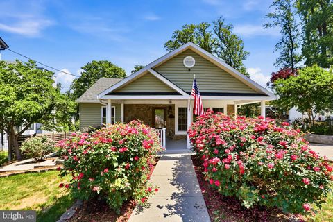 Photo of 2007 Nordlie Place, FALLS CHURCH, VA 22043 (MLS # VAFX2314014)