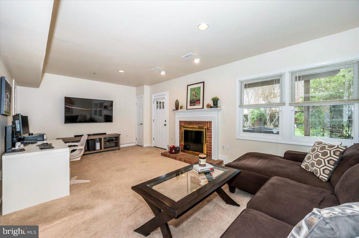 QUINCE ORCHARD KNOLLS - Residential