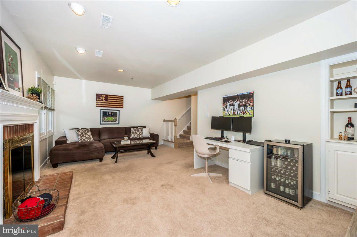 QUINCE ORCHARD KNOLLS - Residential