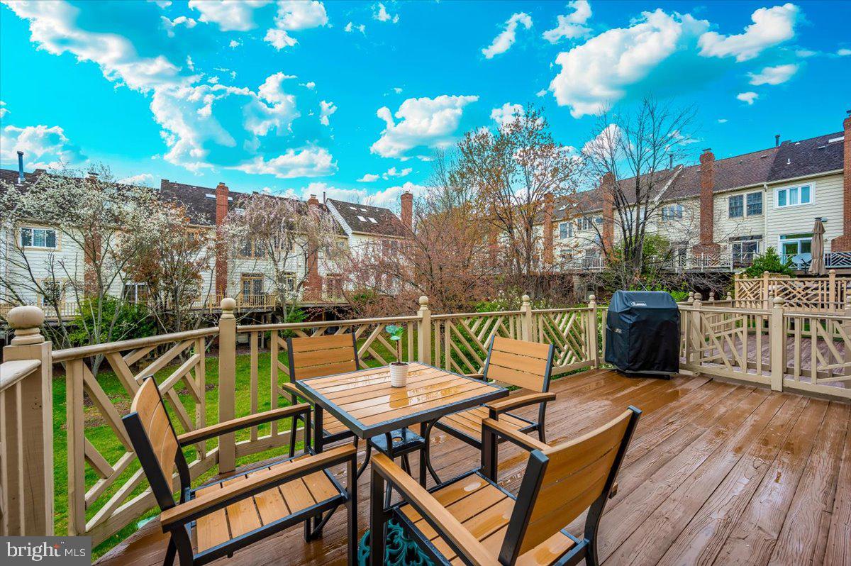 QUINCE ORCHARD KNOLLS - Residential