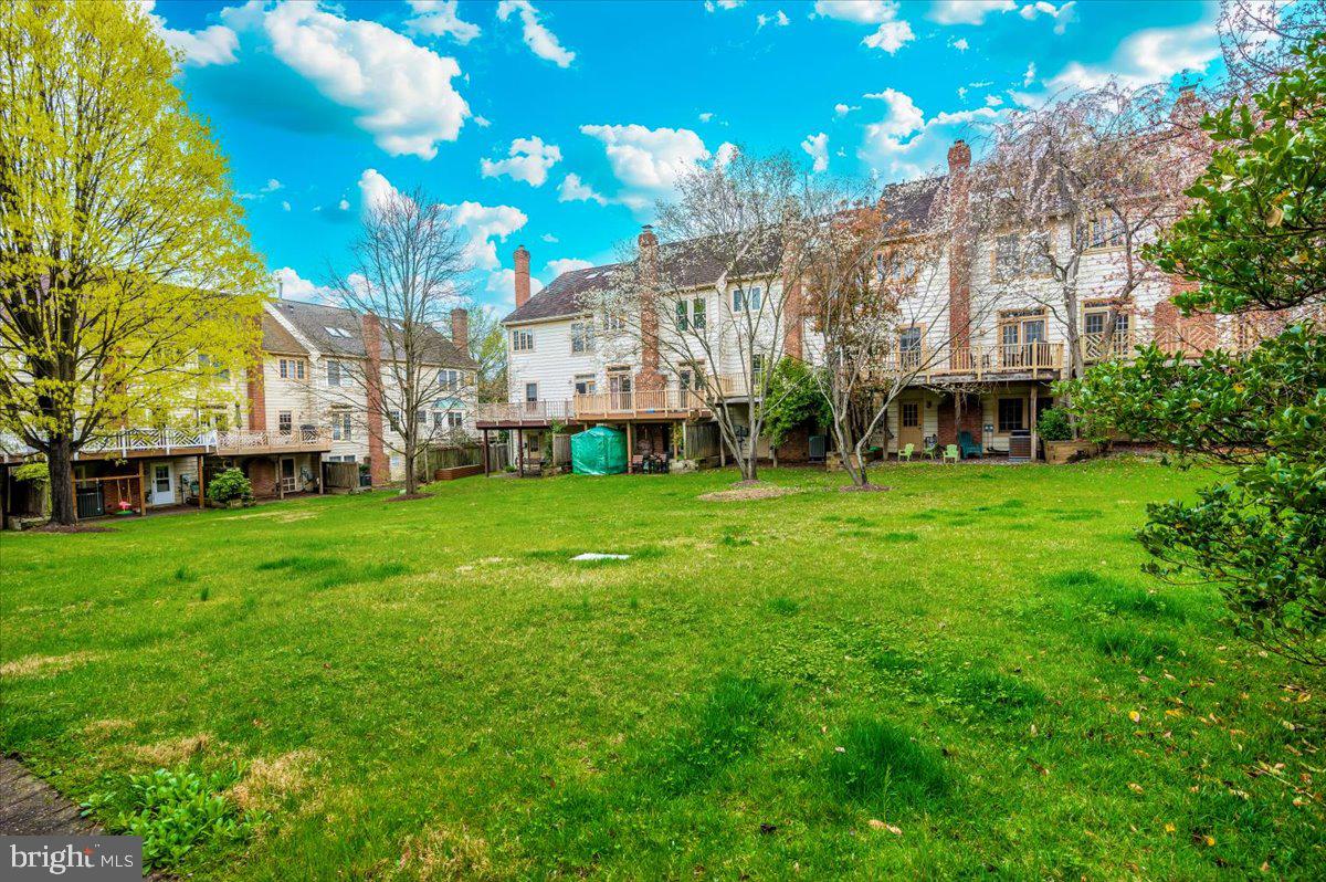 QUINCE ORCHARD KNOLLS - Residential