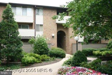 Wonderful 3rd floor condo with convenient access to shopping, buses, medical center and more. Great location and all amenities are part of the condo fee.