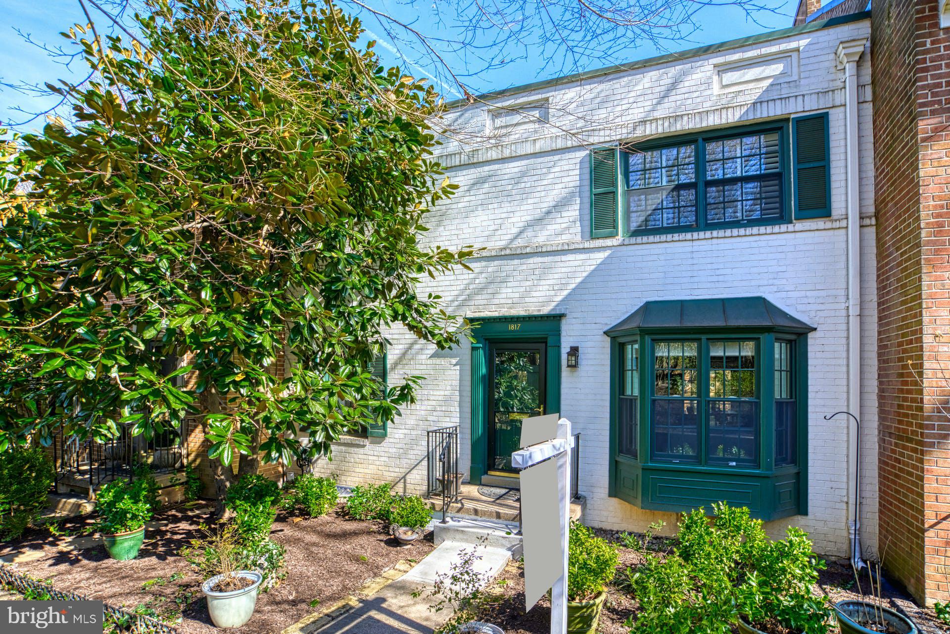 GOVERNORS SQUARE - Residential