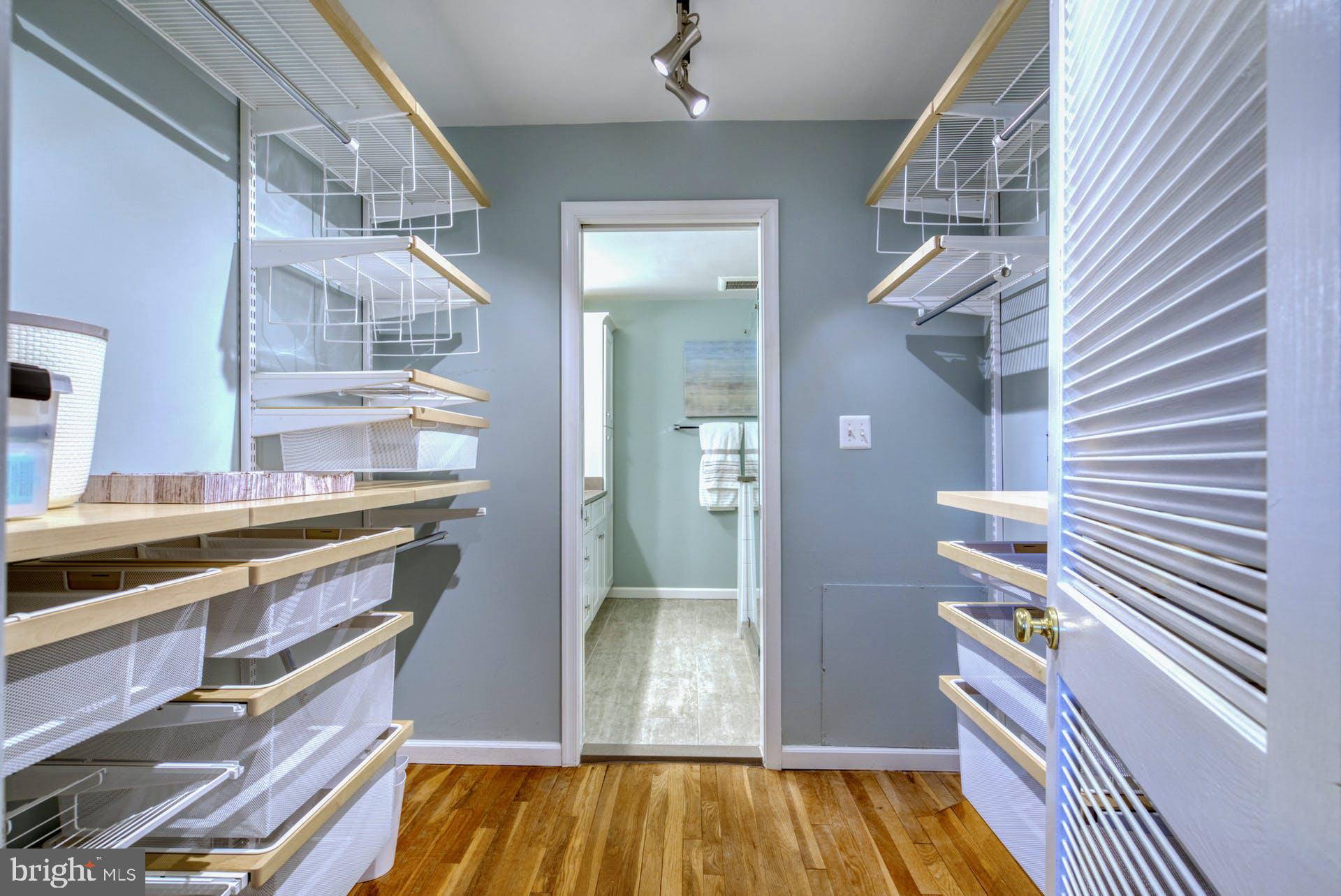 GOVERNORS SQUARE - Residential