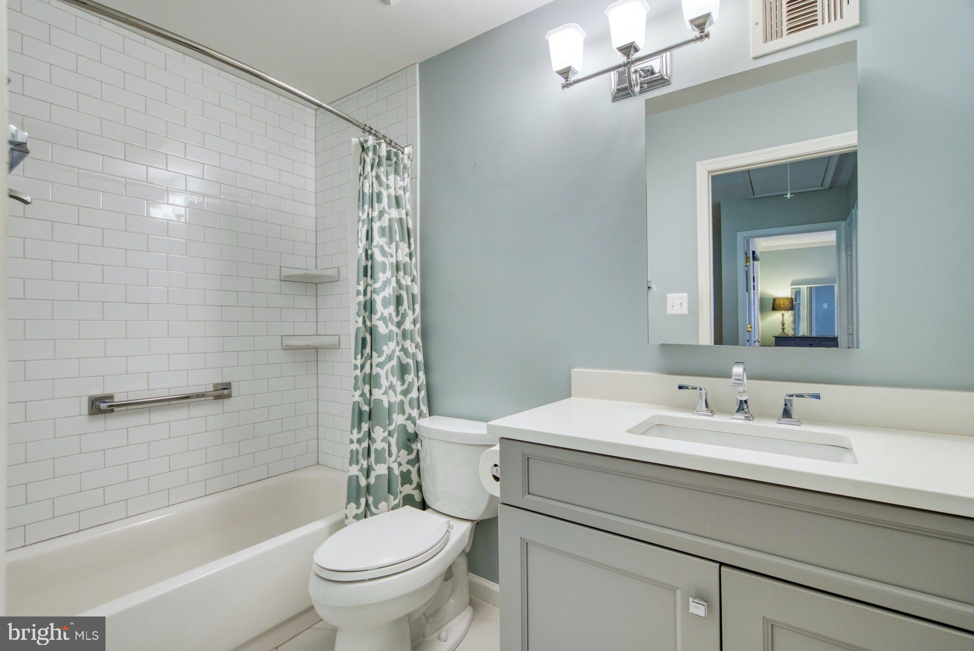 GOVERNORS SQUARE - Residential