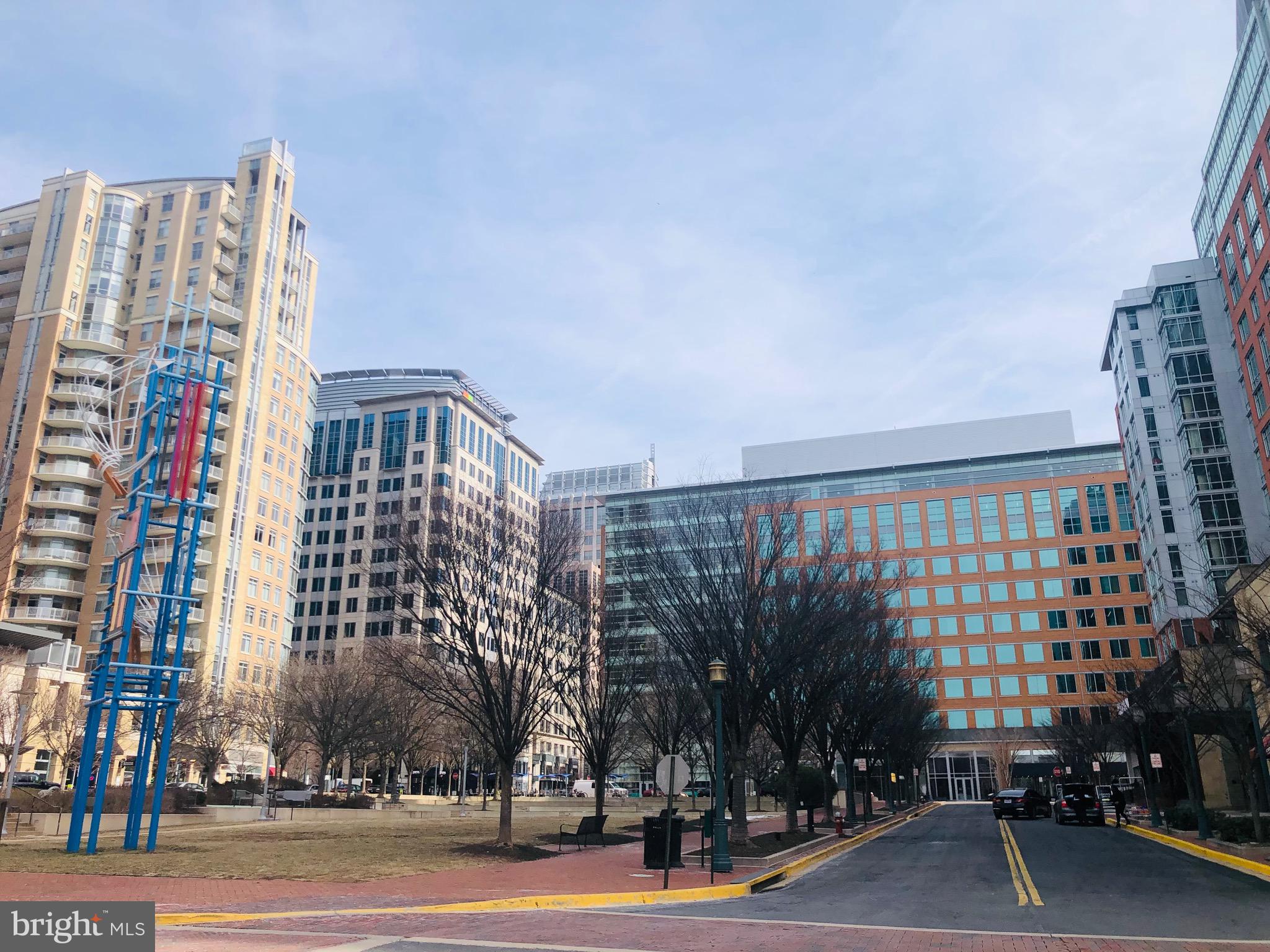 GOVERNORS SQUARE - Residential