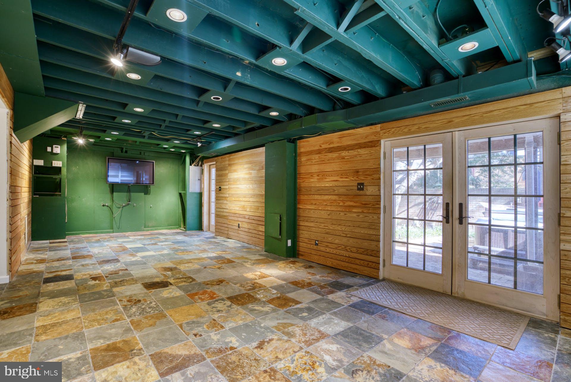 GOVERNORS SQUARE - Residential