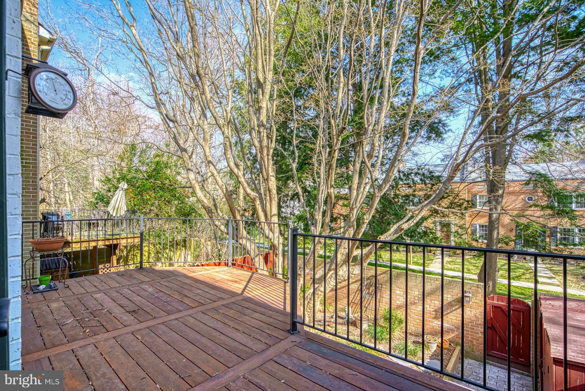 GOVERNORS SQUARE - Residential